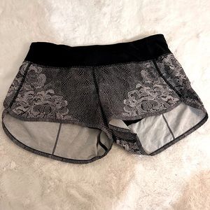 Lululemon SPEED UP short size 6 RARE lace pattern